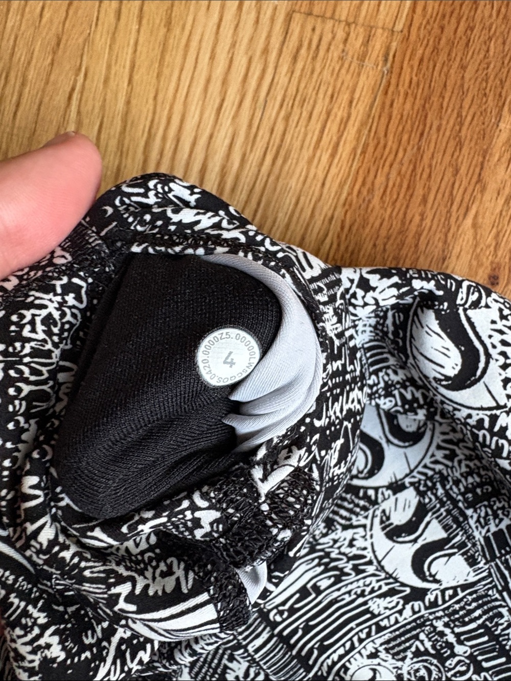 lululemon size 4 Black & White Graphic Logo Leggings - Picture 4 of 5